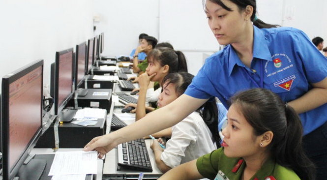 Các thí sinh thực hiện bài thi trực tuyến cá nhân tại hội thi năm 2017 - Ảnh: Q.L.