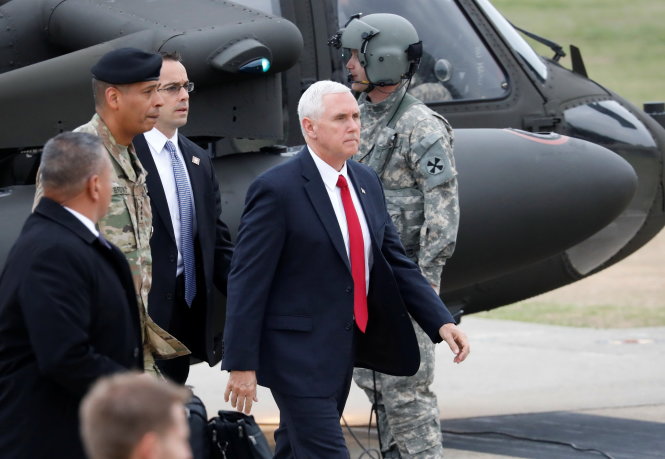 Phó Tổng thống Mike Pence đến Căn cứ Bonifas của Mỹ ở gần DMZ sáng 17-4 - Ảnh: Reuters