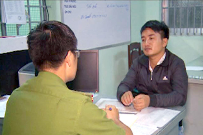 Tài xế Trần Mạnh Thống tại cơ quan công an - Ảnh: T.TH.