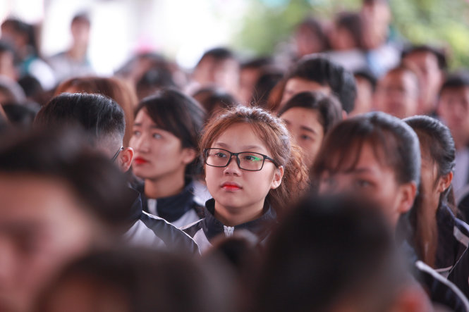 Học sinh lớp 12 lắng nghe tư vấn của các chuyên gia tuyển sinh tại Chương trình tư vấn tuyển sinh- hướng nghiệp năm 2017 do Báo Tuổi trẻ phối hợp Bộ GD- ĐT tổ chức - ảnh: Nam Trần
