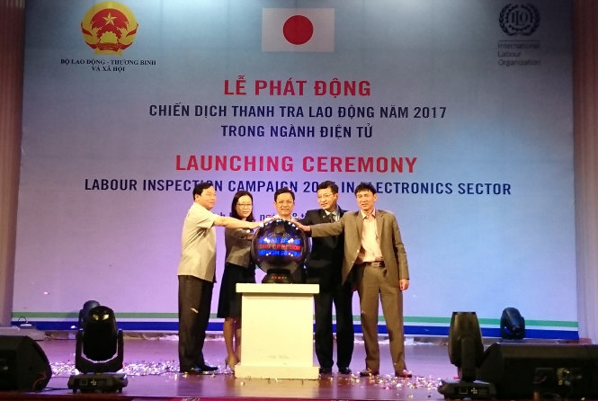 Đại diện lãnh đạo Bộ LĐTB&XH, Đại sứ quán Nhật Bản tại Việt Nam, Tổ chức lao động quốc tế tại Hà Nội...cùng bấm nút phát động chiến dịch thanh tra lao động năm 2017 (ảnh H.K)