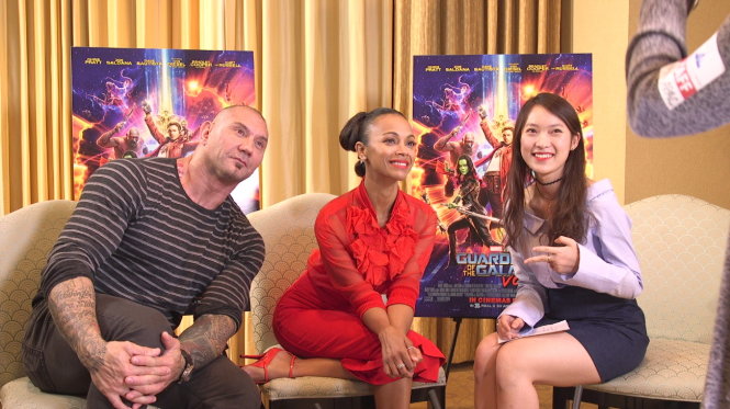 Khánh Vy cũng trò chuyện với anh chàng cơ bắp nhưng ngây thơ trong phim Dave Bautista và nữ diễn viên Zoe Saldana
