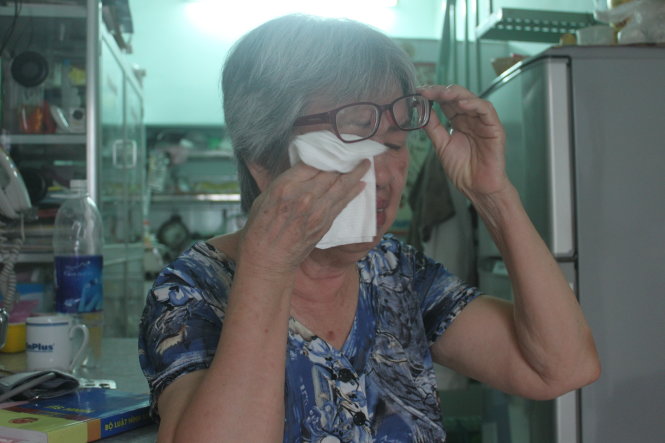 Bà Nguyễn Thị Thơm khóc khi kể về con - Ảnh: T.L.