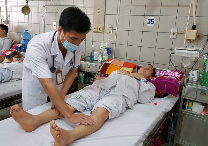 Bác sĩ thăm khám cho bệnh nhân Đ. bị suy thận cấp do sử dụng thuốc nam không rõ nguồn gốc