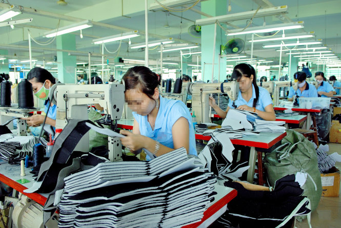 Công nhân làm việc tại một công ty giày ở TP.HCM - Ảnh: QUANG ĐỊNH