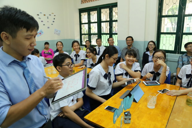 Dự thảo chương trình giáo dục phổ thông tổng thể lấy người học là trung tâm, giáo viên đóng vai trò tổ chức, hướng dẫn để khuyến khích học sinh học tập. Trong ảnh: một tiết học đổi mới, sáng tạo trong dạy và học của bộ môn hóa học Trường THPT Lê Quý Đôn, Q.3, TP.HCM - Ảnh: Như Hùng
