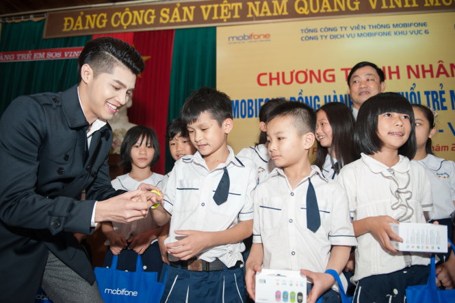 Tặng đồng hồ định vị trẻ em cho các bé tại Làng SOS Vinh - một hoạt động trong chương trình YOLO - Dám chia sẻ - Ảnh: Phanh Davis