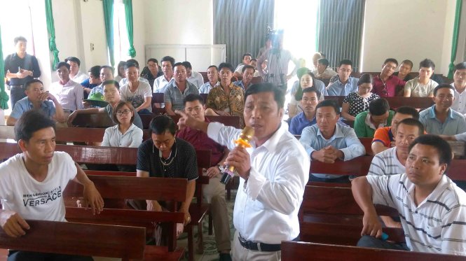 Ông Nguyễn Văn Tiến, ở xóm 10, xã Cẩm Minh bức xúc: “Nếu không giảm 100% phí đường cho dân thì đề xuất di dời trạm thu phí đi nơi khác” - Ảnh: Văn Định