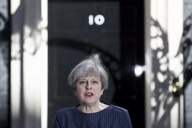 Thủ tướng Anh Theresa May phát biểu bên ngoài Phủ thủ tướng, tuyên bố ý định tổng tuyển cử trước thời hạn - Ảnh: Reuters