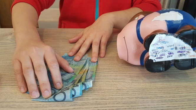 Helen Nguyễn và số tiền trong ống heo, giữ từ những ngày mới đặt chân tới Úc - Ảnh: Trinh Nguyen