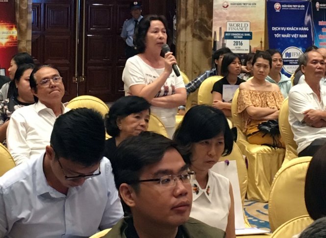 Cổ đông cho rằng dù ít dù nhiều, ngân hàng, doanh nghiệp nên có cổ tức cho cổ đông. Trong ảnh: tại đại hội cổ đông Ngân hàng SCB - Ảnh: A.H.