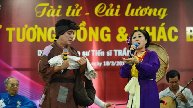 NS Thanh Sang - Linh Huyền trình diễn trích đoạn Bên cầu dệt lụa trong buổi chuyên đề Đờn ca tài tử và cải lương - Tương đồng và khác biệt do báo Tuổi Trẻ tổ chức sáng 18-3-2014- Ảnh: Quang Định