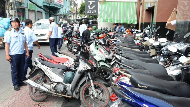 Một bãi giữ xe lấn chiếm vỉa hè bị lực lượng chức năng quận 1 kiểm tra xử phạt trong đợt ra quân chấn chỉnh trật tự vỉa hè - Ảnh: Lê Phan