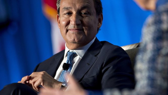 Ông Oscar Munoz, CEO của hãng bay United Airlines - Ảnh: Bloomberg