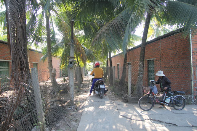 Hai dãy nhà trọ được xây tại xã Đạo Thạnh, TP Mỹ Tho (Tiền Giang) mấy tháng nay nhưng chưa có người ở - Ảnh: MẬU TRƯỜNG
