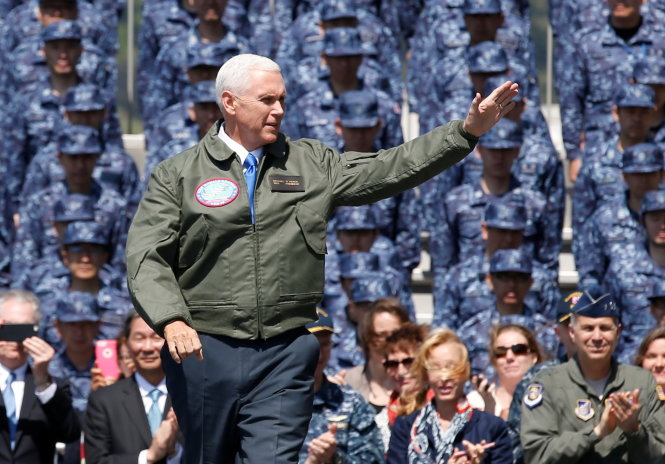 Phó Tổng thống Mike Pence chào các binh sĩ Mỹ và Nhật trên tàu sân bay USS Ronald Reagan đang đóng tại căn cứ hải quân Mỹ ở Yokosuka (Nhật) ngày 19-4 - Ảnh: Reuters