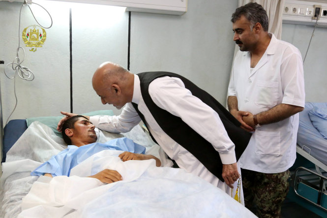 Tổng thống Afghanistan Ashraf Ghani thăm các binh sĩ bị thương - Ảnh: Reuters