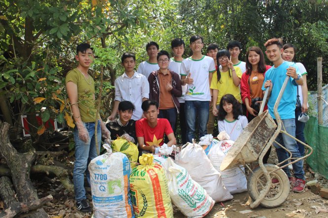 Sau hai tiếng, Thủy (hàng đứng, thứ ba từ phải) và các bạn đã gom được rất nhiều bao rác - Ảnh: Kiều Thu