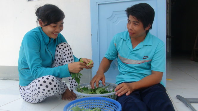 Chị Chúc, anh Mộng đã trải qua hàng tháng trời vất vả, và cả nước mắt để anh có thể tự ngồi, tự đi với nạng như hôm nay - Ảnh: Minh Tâm