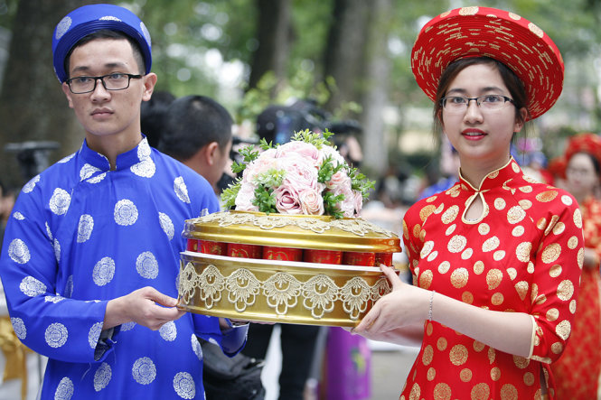 Trình diễn lễ ăn hỏi truyền thống- Ảnh: NAM TRẦN