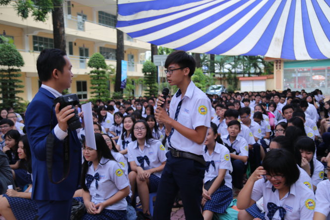 Dự thảo chương trình giáo dục phổ thông tổng thể chú trọng các hoạt động trải nghiệm, thực hành của học sinh. Trong ảnh: một giảng viên Trường ĐH Sư phạm TP.HCM cùng học sinh Trường THPT Nguyễn Du (Q.10, TP.HCM) trải nghiệm phương pháp học tập hiệu quả - Ảnh: Như Hùng