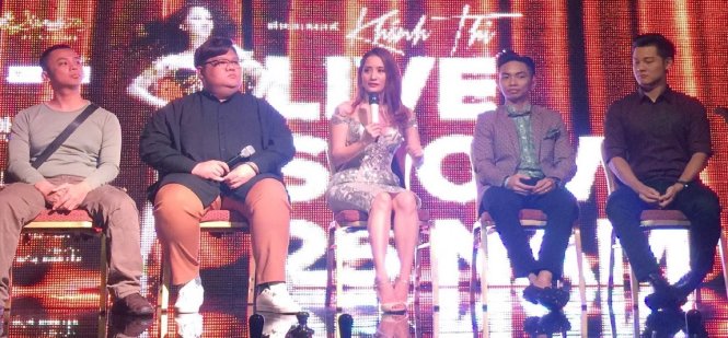 Khánh Thi cùng Chí Anh, Vương Khang, Phan Hiển, Đức Tuấn trong buổi họp báo về liveshow - Ảnh: DANH ANH