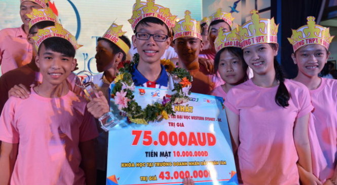 Đặng Vũ Bảo trong vòng tay chúc mừng của bạn học cùng lớp từ Lâm Đồng xuống TP.HCM cổ vũ ở vòng chung kết -
Ảnh: DUYÊN PHAN
