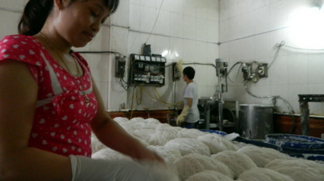 Nhiều hộ kinh doanh có quy mô sản xuất lớn nhưng vẫn chưa muốn lên doanh nghiệp. Trong ảnh: tại một hộ sản xuất thực phẩm ở Hà Nội - Ảnh: Thanh Hương