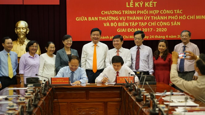 Lễ ký kết chương trình phối hợp công tác giữa Ban thường vụ Thành ủy TP.HCM và Bộ biên tập Tạp chí Cộng sản - Ảnh: THUẬN THẮNG