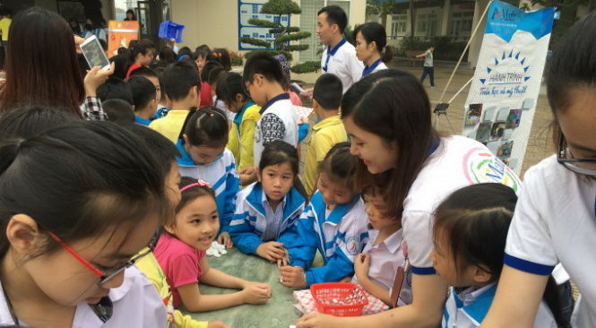 Học sinh Trường tiểu học đô thị Sài Đồng (Hà Nội) trong giờ trải nghiệm học toán - Ảnh: V.H.