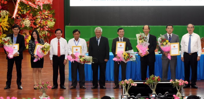 Chủ tịch mặt trận Nguyễn Thiện Nhân trao giấy chứng nhận đầu tư cho các nhà đầu tư tại Hội nghị - Ảnh: ĐỨC THÀNH