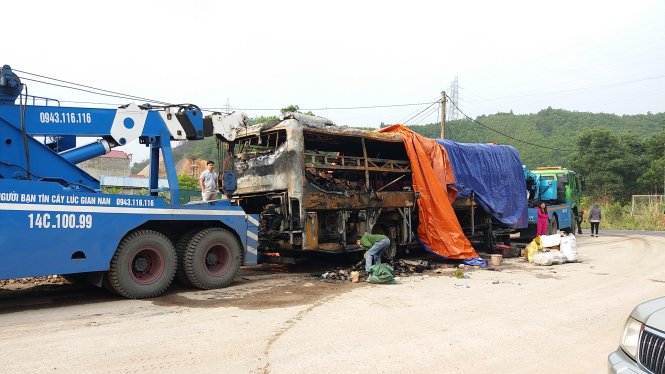 Chiếc xe giường nằm bị cháy trơ khung - Ảnh: Đức Hiếu