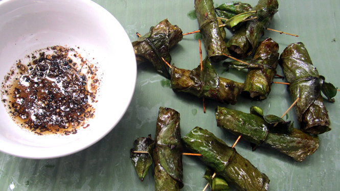 Chả cuốn lá bưởi chấm muối hạt dổi để lại dư vị đậm đà