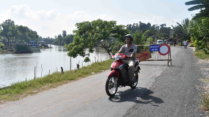 Đoạn đường xã Kiến Thành bị nứt trãi dài đã được cơ quan chức năng cấm bảng cảnh báo - Ảnh: Bửu Đấu