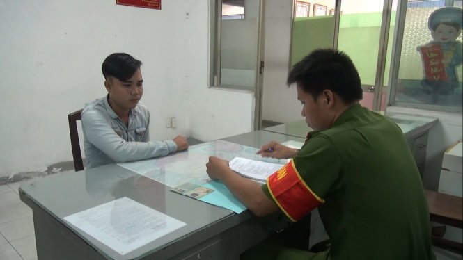 Phan Thanh Vàng đang khai báo tại Cơ quan Cảnh sát điều tra Công an Q.1 - Ảnh: TỰ SANG
