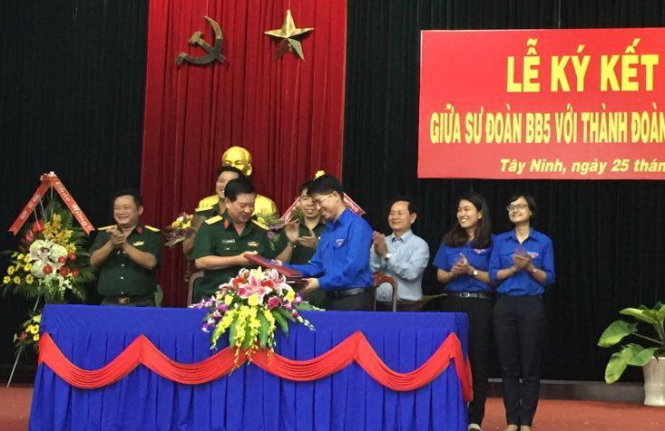 Đại diện hai đơn vị ký kết nghĩa - Ảnh: C.K.