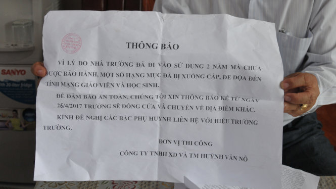 Tấm bảng thông báo do Công ty Huỳnh văn Nô dán ở cửa lớp sáng nay - Ảnh: Thanh Tú