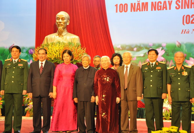Tổng bí thư Nguyễn Phú Trọng cùng các lãnh đạo, nguyên lãnh đạo Đảng, Nhà nước, Bộ Quốc phòng chụp ảnh lưu niệm cùng thân nhân gia đình Đại tướng Văn Tiến Dũng - Ảnh: V.V.TUÂN