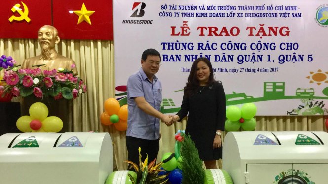 Ông Nguyễn Toàn Thắng cám ơn đại diện nhà tài trợ - Ảnh: N.Triều