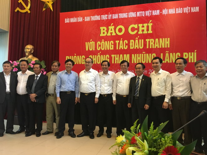 Ông Nguyễn Thiện Nhân cùng đại diện Hội nhà báo VN và các đại biểu tham dự Hội thảo chụp ảnh lưu niệm - Ảnh: V.V.TUÂN