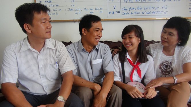 Cô Tư cùng các thầy động viên tinh thần em Kim Ý - Ảnh: M.TÂM