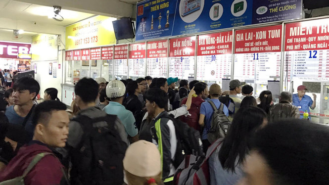 Từ sáng sớm, bến xe miền Đông đã tấp nập khách ra vào Ảnh:Thu Dunng Hình 2,3: Đến chiều tối 29-4, nhiều hành khách vẫn xếp hàng để mua những tấm vé cuối cùng - Ảnh:Thu Dung