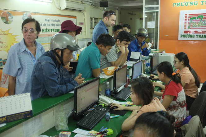 Hành khách mua vé xe tuyến TP.HCM - Đà Lạt - Ảnh: CHÂU ANH