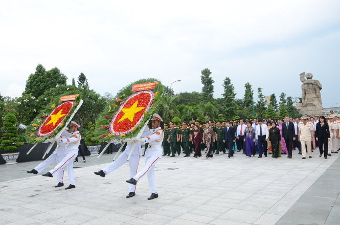 Lãnh đạo TP.HCM dâng hương tưởng niệm tại nghĩa trang liệt sĩ TP.HCM - Ảnh: TỰ TRUNG