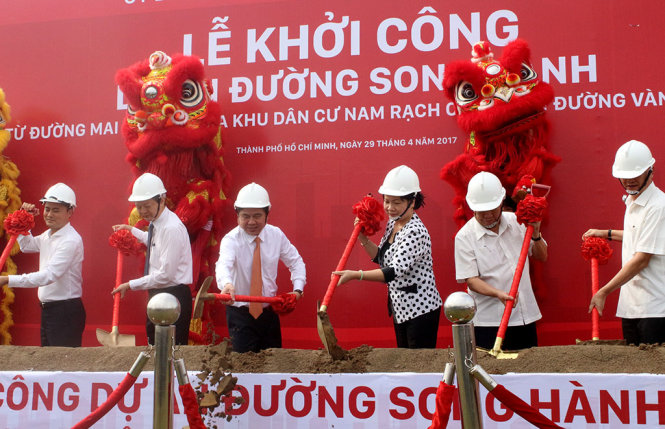 Ông Nguyễn Thành Phong – chủ tịch UBND TP.HCM cùng lãnh đạo TP và các sở ngành thực hiện nghi thức động thổ khởi công công trình - Ảnh: M.PHƯỢNG