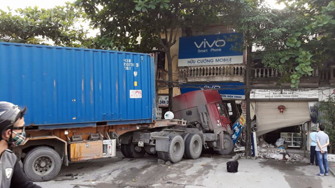 Hiện trường chiếc xe container tông thẳng vào hai nhà dân - Ảnh : otofun