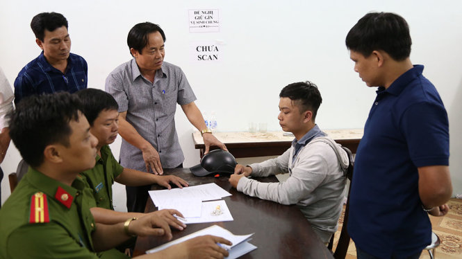 Đối tượng Hồ Phan Nhật Tân và xe máy gây án - Ảnh: TH