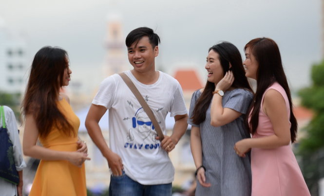 Các bạn trẻ đi dạo tại phố đi bộ Nguyễn Huệ - Ảnh: HỮU KHOA