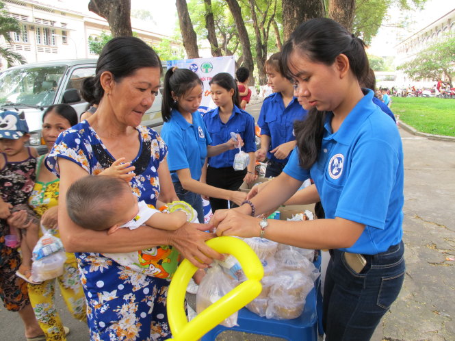Những suất cháo yêu thương được tặng đến bệnh nhi khó khăn - Ảnh: K.A.