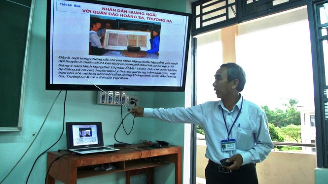 Bài giảng của thầy Vàng là những hình ảnh, tư liệu đầy đủ về Hoàng Sa, Trường Sa - Ảnh: TRẦN MAI